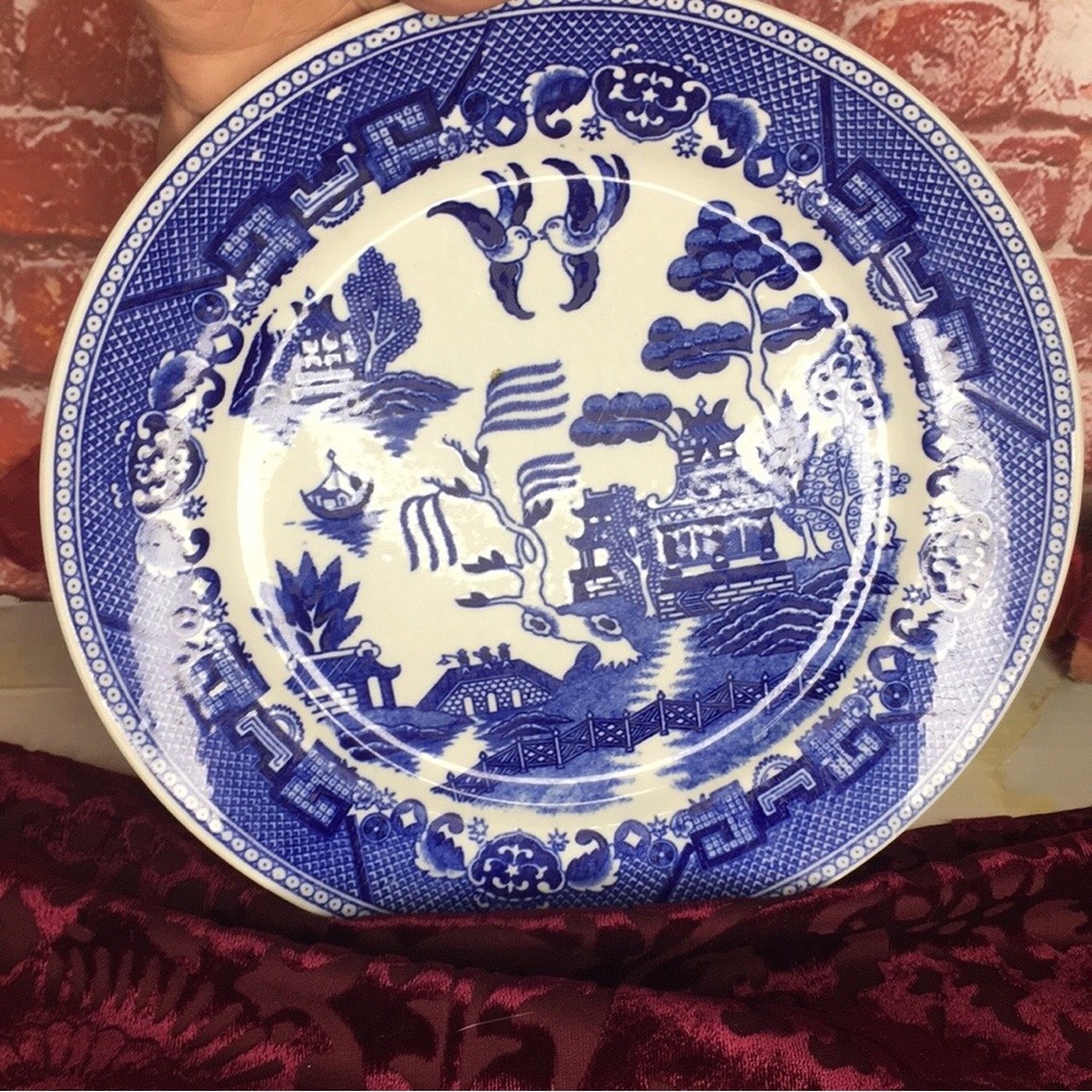 Vintage 40s Blue Willow Collectible 9” Ceramic Plate